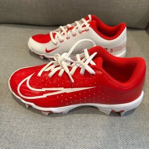 NWT Nike baseball cleats, size 4